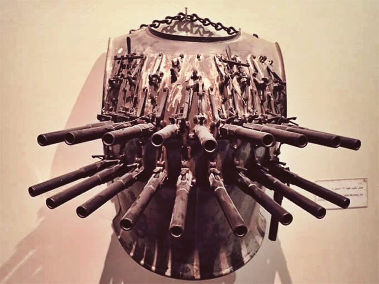 Cuirasse expérimentale équipée de multiples canons de pistolets orientés vers l’avant